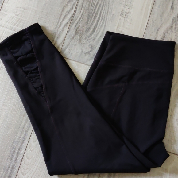 Athleta Leggings/Capris with Peekaboo Details M
